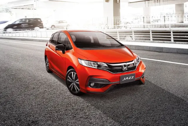 Honda Jazz vs Mazda 2 มือสอง เทียบแฮตช์แบ็ก พื้นที่ เครื่อง และราคา