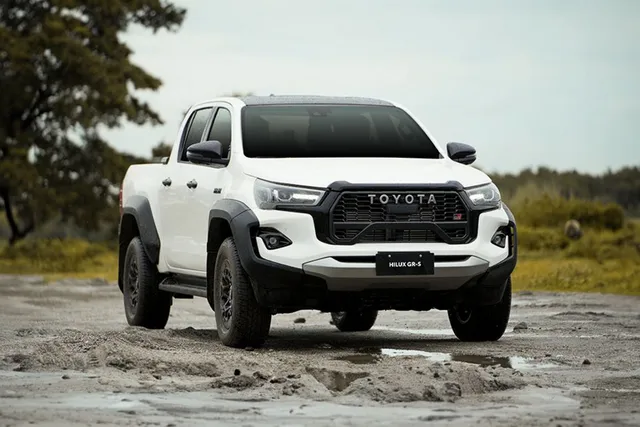 Toyota Hilux cũ có nên mua không? Chọn 4x2 hay 4x4