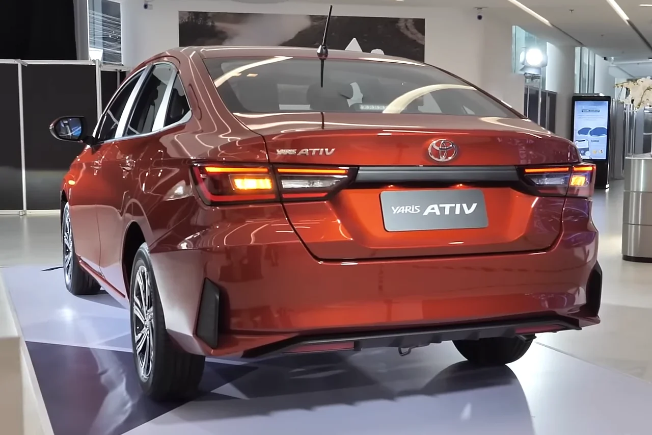 Toyota Yaris ATIV 2022 มุมมองด้านท้าย
