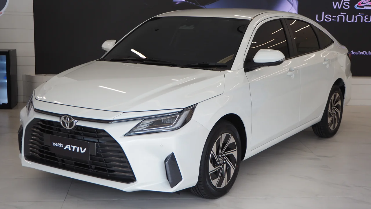 Toyota Yaris ATIV HEV 2025 มุมมองด้านหน้า