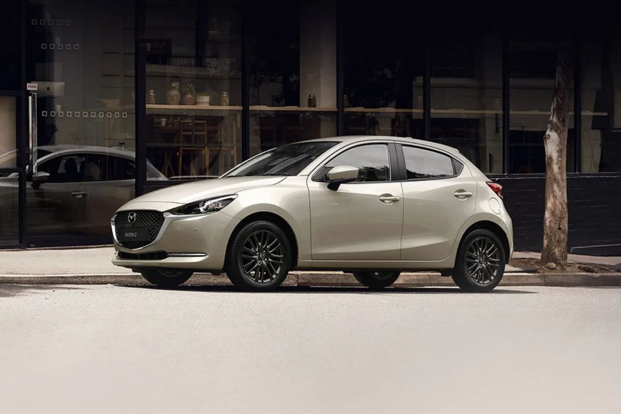Mazda 2 Hatchback รุ่นที่จำหน่ายในประเทศไทย มุมด้านข้างตัวรถห้าประตู
