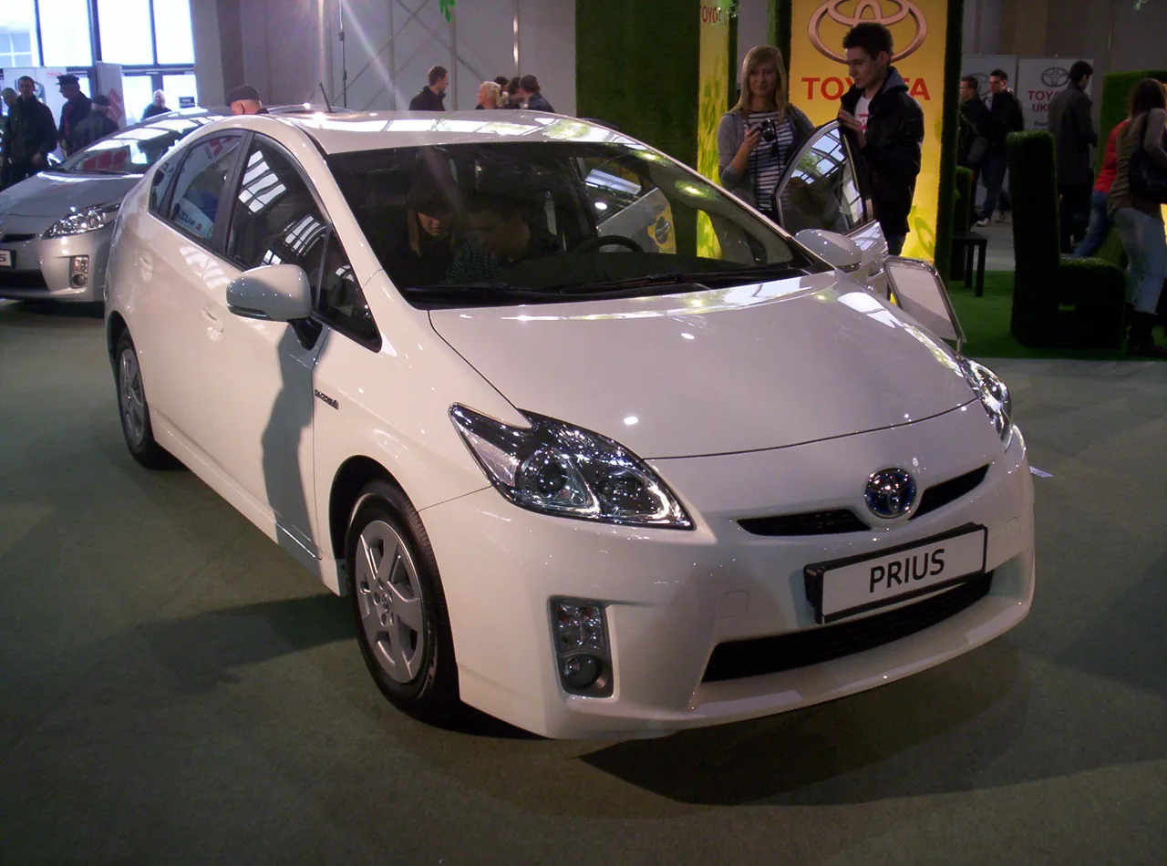 Toyota Prius มือสอง ดีไหม? ราคา วิธีเช็กแบตไฮบริด และรุ่นที่ควรเลือก
