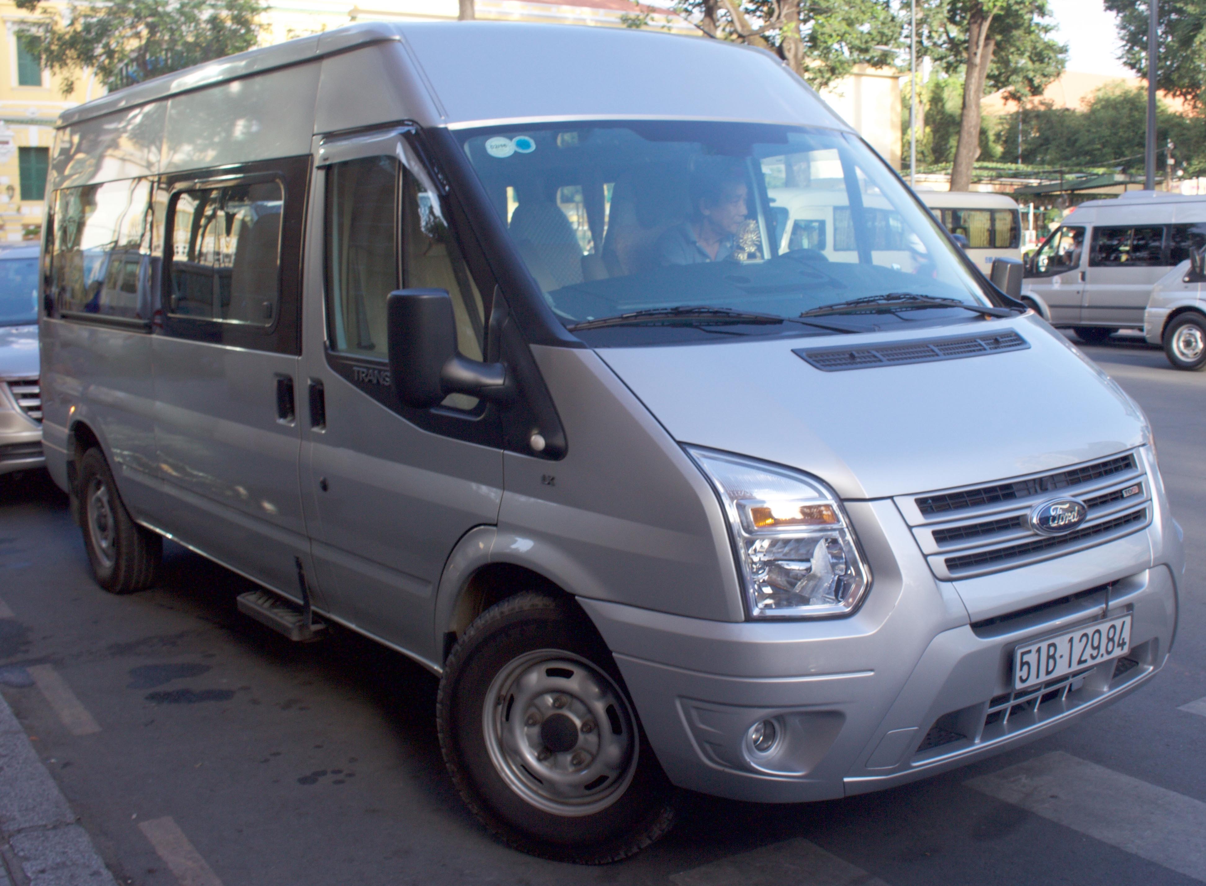 Ford Transit cũ có nên mua? Giá và điểm kiểm tra